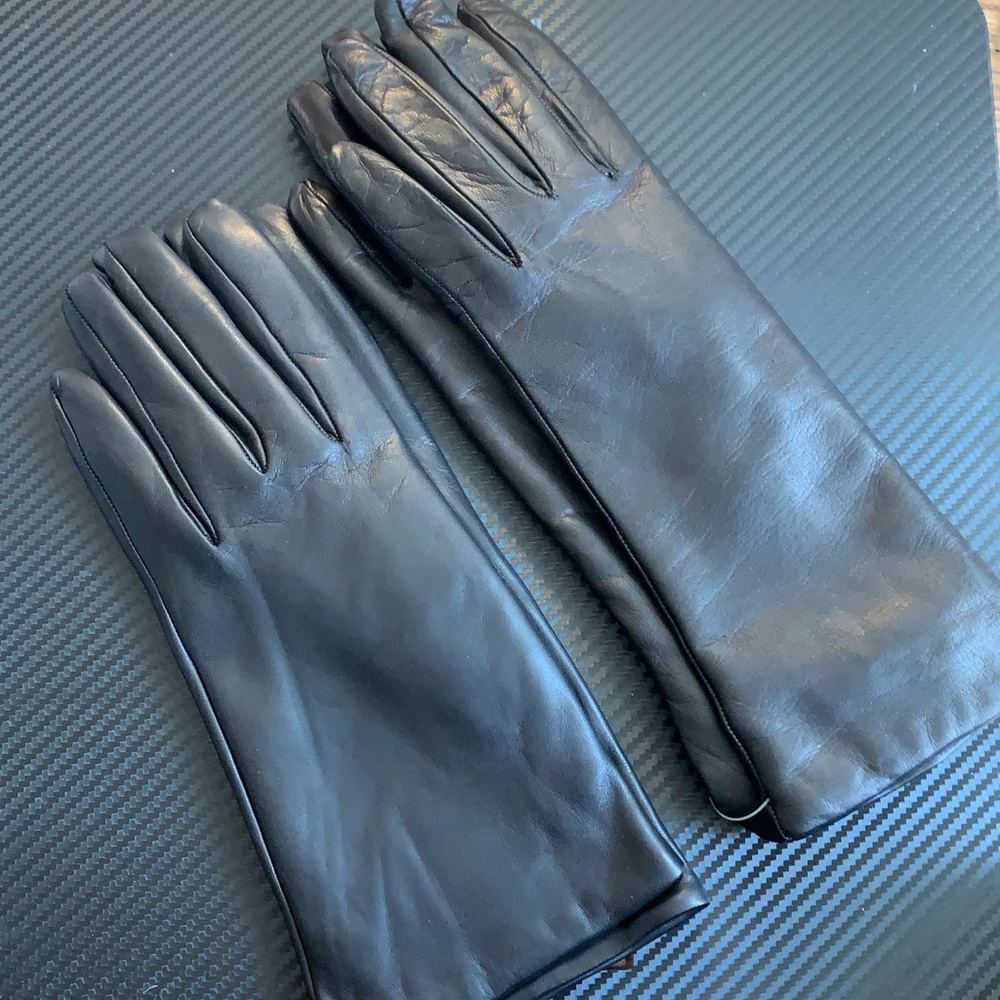 Bloomingdale’s Cashmere lined leather gloves